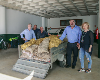 Polanco recibe 1.350 kilogramos de 'patatas solidarias' de los agricultores de Valderredible